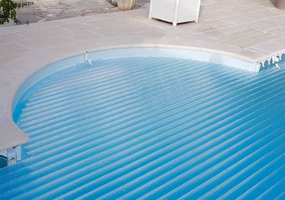 Découpe escalier de volet de sécurité piscine lames polycarbonate